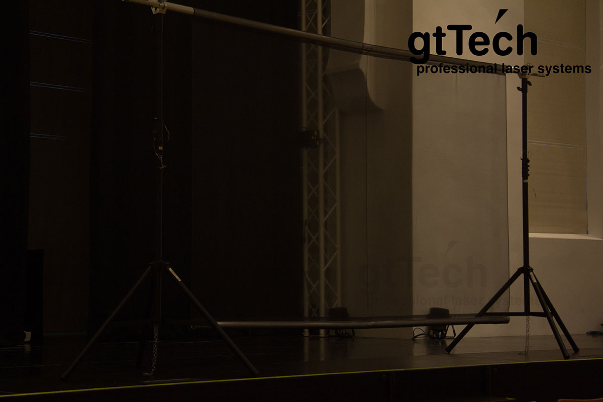 Projektionsstoff auf Stativ