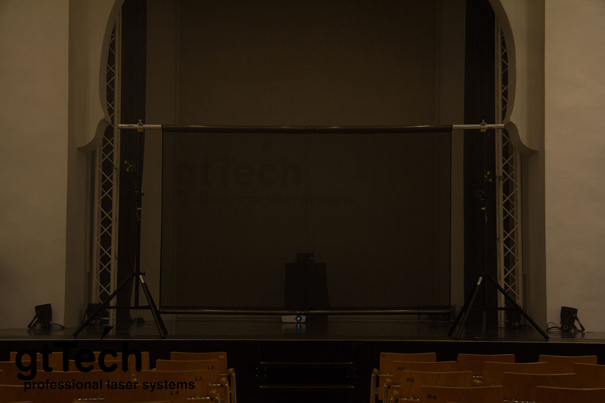 Projektionsstoff auf Stativ Projektionsstoff auf Stativ