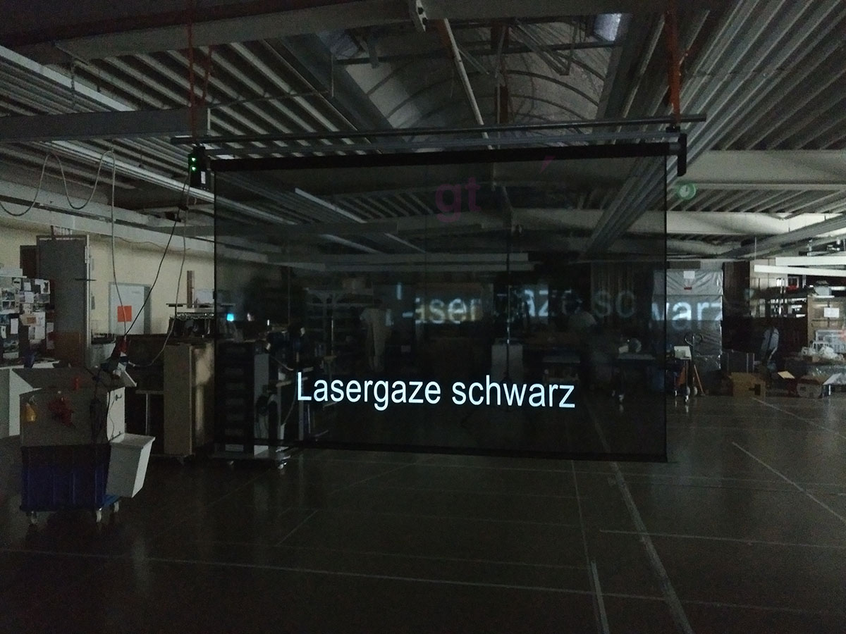 Lasergaze-schwarz_in_GT-TECH-DMX-Motorleinwand_2