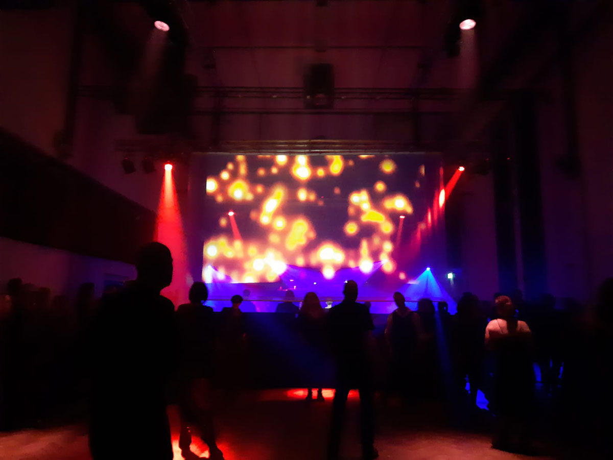 beamer-rückprojektion-auf-lasergaze-weiss